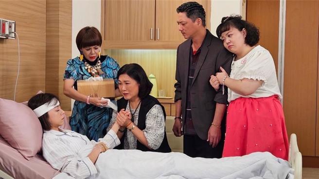 王瞳剧中因车祸失明，剧中家人不舍。（民视提供）