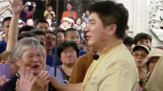 胡瓜被地方妈妈亲脸颊。（民视提供）