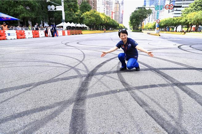 台中市长卢秀燕宣布赛车烧胎痕迹保留3天供拍照。（台中市府提供）