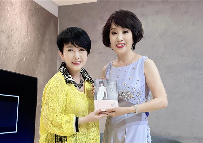 周思洁（左）28日率学员南下欣赏林淑容的演唱会。（莱格悠提供）