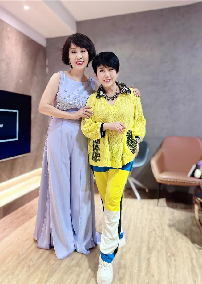 周思洁（右）28日率学员南下欣赏林淑容的演唱会。（莱格悠提供）