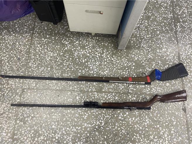 29日又傳出瑪家鄉4名原住民持無照獵槍至墾丁獵殺梅花鹿，警方循線逮獲王等4名20多歲男子，並起獲1隻梅花鹿遺體。（警方提供／謝佳潾屏東傳真）