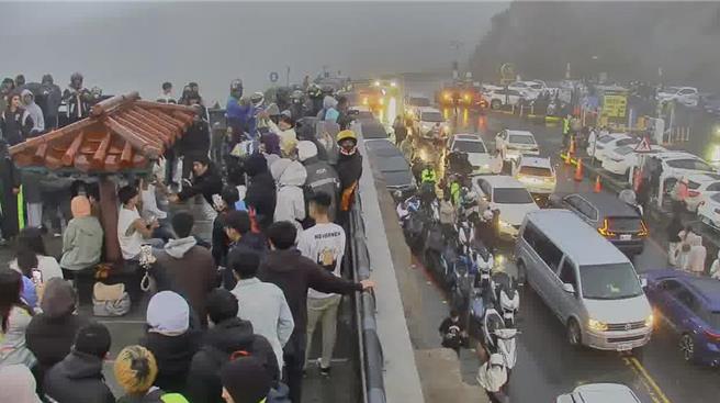 武岭今天早晨涌现人潮。（摘自脸书粉丝专页「中横路况交通资讯站」／李京升南投传真）