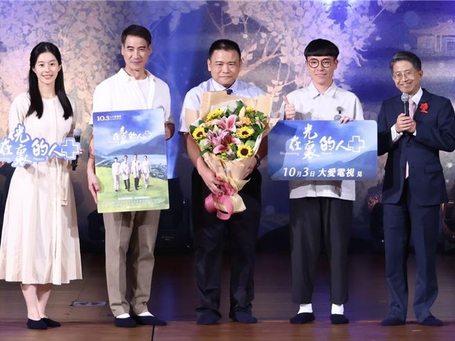 《在光里的人》故事主角叶明宪医生（中）也到现场。（大爱电视台提供）