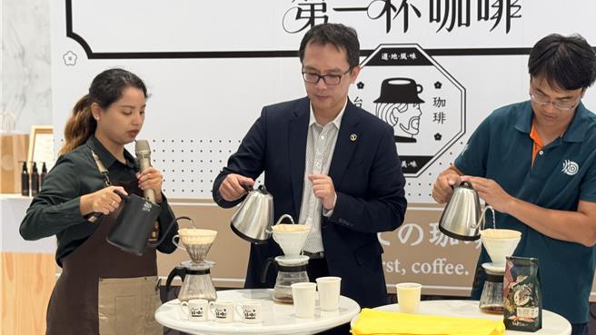 高雄義享時尚廣場1樓舉辦為期7天的「第一杯咖啡」台灣精品咖啡限時展售，邀請7家台灣知名咖啡莊園參與。（柯宗緯攝）