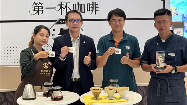 高雄義享時尚廣場1樓舉辦為期7天的「第一杯咖啡」台灣精品咖啡限時展售，邀請7家台灣知名咖啡莊園參與。（柯宗緯攝）