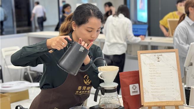 高雄義享時尚廣場1樓舉辦為期7天的「第一杯咖啡」台灣精品咖啡限時展售，邀請7家台灣知名咖啡莊園參與。（柯宗緯攝）