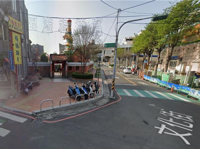 彰化县鹿港镇护安宫杨桥公园旁文化街多处画设红线，禁止停车。（翻摄Google地图／孙英哲彰化传真）