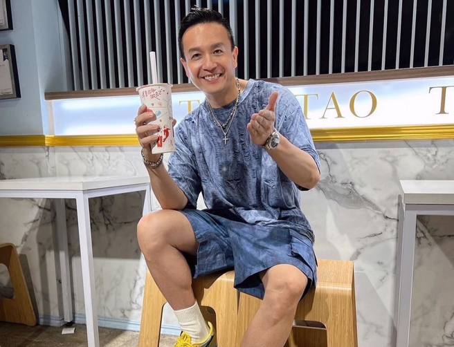 小鐘性格幽默風趣，經常受邀各大綜藝節目。（圖／翻攝自小鐘 IG）