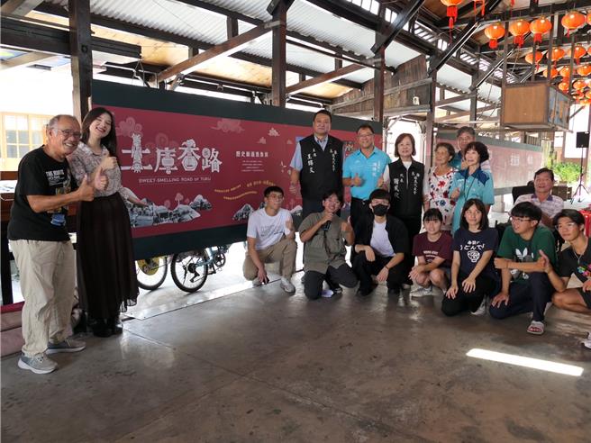 云林县土库镇青年为记录早年土库镇荣景，29日与公所合作在第1市场举行「土库香路歷史廊道意象展」，以「香」路为策展主题，让更多人认识土库镇的美好。（张朝欣摄）