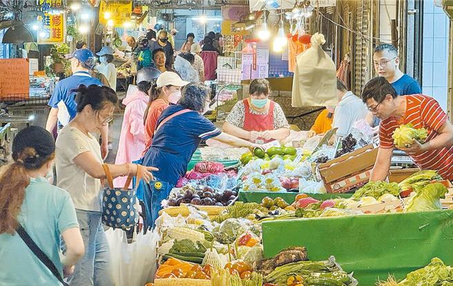 山陀兒中颱來襲，新北市果菜公司說，前兩天起可能因民眾預期心理作用，菜價已開始有明顯漲幅，反而今（29）日漲幅不大，其中以辛香料類漲最多，而根莖類的蔥蒜更是高漲128％。（本報系資料照片）