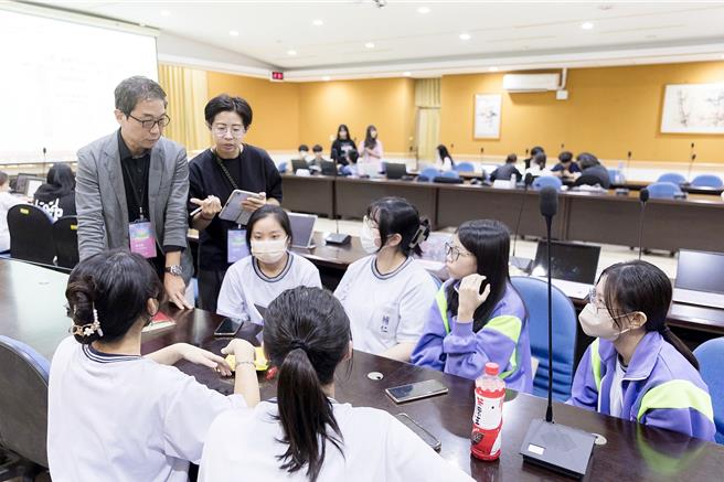 「＋Design嘉义．夏设计国际设计论坛的工作坊」活动，韩国现代设计协会（KECD）柳允皓会长与工作坊学员交流。（嘉市府提供／廖素慧嘉市传真）