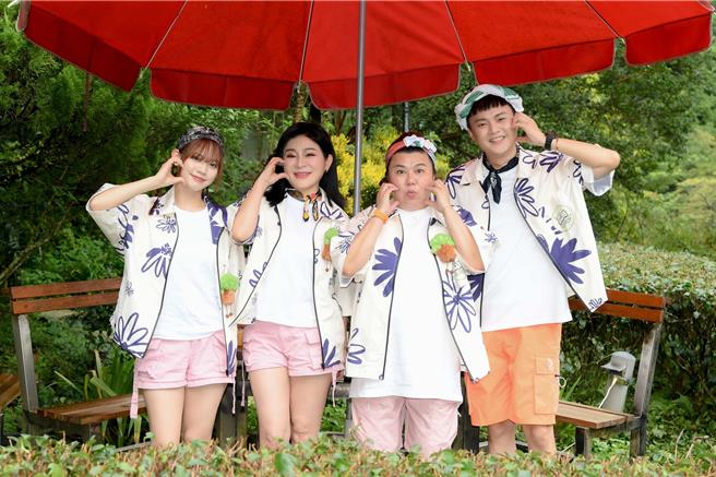 庭庭（左起）、王彩樺、林美秀、許富凱一起主持實境秀《瓜田冠軍的誕生》。（三立提供）