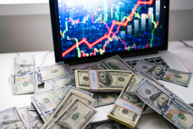 成长股发挥空间远大于指数，看好金融类股、重电绿能概念股、生技类股、利基型产业。（示意图/达志影像/shutterstock）