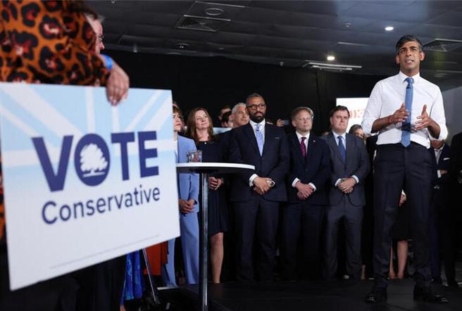 2022年初，保守党经歷换帅动盪，苏纳克在任的20个月也未能扭转颓势。大选后，工党领袖施凯尔成为新英相，苏纳克随即离开唐寧街10号。（路透社）