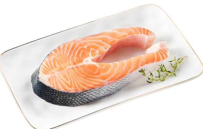 全联「冷藏挪威鲑鱼轮切」10月13日前每100公克爆杀价53.9元。（全联提供）