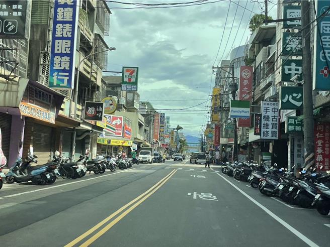 内政部推出「全民参与街道改善平台」，民眾票选出全台8处优先改善路段，桃园市杨梅区中兴路获得第1名最高3357票，市府养工处说，预计将于埔心车站至杨梅1号社会住宅间，施作560公尺双侧人行道改善行人环境。（吕筱蝉摄）