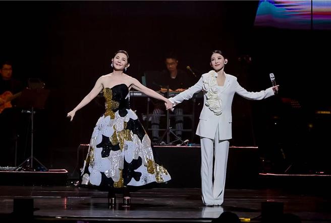 張清芳28日在上海演唱會上與戴佩妮合唱掀起高潮。（上引娛樂提供）