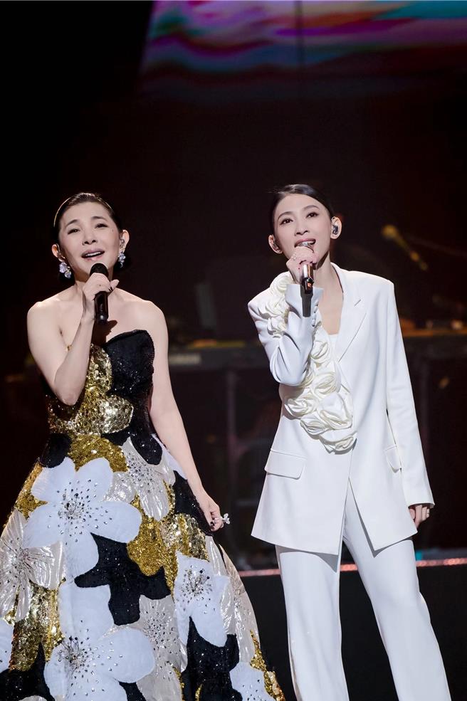 張清芳28日在上海演唱會上與戴佩妮合唱掀起高潮。（上引娛樂提供）
