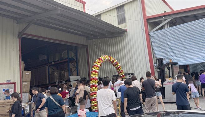 高雄仁武区一家家具行29日举办特卖会，吸引许多民眾到场捡便宜，图为採购人潮。（林瑞益摄）