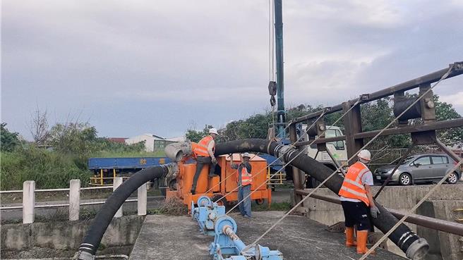 颱风「山陀儿」逼近，台中市政府水利局预布抽水机。（台中市府提供）
