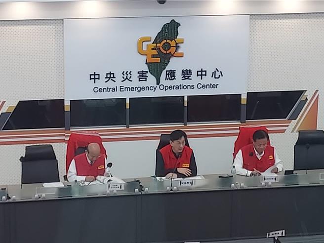 中央災害應變中心今日下午召開第2次工作會報，由副指揮官內政部政務次長董建宏主持。（中央災害應變中心提供）