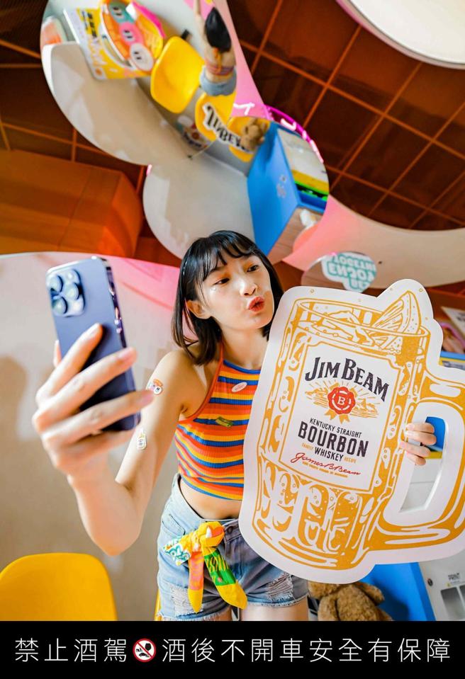 金宾在Lit Lit餐厅打造粉彩色系餐酒馆，拍照打卡送Highball特调。（Suntory提供）