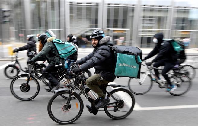 英国外送平台「Deliveroo」的外送员（图／路透社）