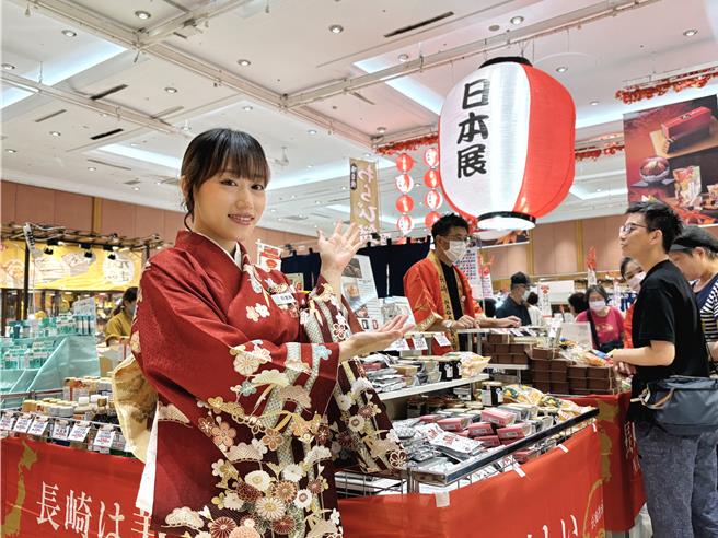  SOGO忠孝馆日本展抽抽乐，推出头奖星宇航空「台北－日本不限航点双人来回机票」。（SOGO提供）