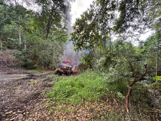 吉普車駕駛要上山除草，行駛產業道路突然車輛故障起火，所幸車主及時逃生。（翻攝畫面）