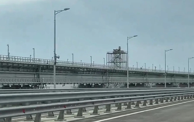 俄罗斯在克里米亚大桥侧边架起防空塔，以防范乌克兰的空袭。(图/x)