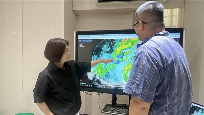 屏东县长周春米提醒民眾，由于受颱风外围环流影响，可能造成局部性大雨或豪雨发生，大家一定要做好防颱措施。（屏县府提供／谢佳潾屏东传真）