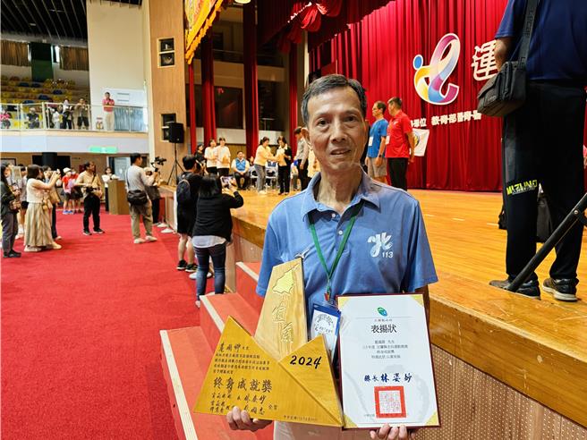 藍國卿先生不僅為教育奉獻長達40年的時間，還讓讓水道浮標、奪標系統的研發成為全國的專利，是宜蘭人的驕傲。（吳佩蓉攝）