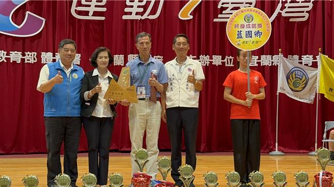 藍國卿先生（中）不僅為教育奉獻長達40年的時間，還讓讓水道浮標、奪標系統的研發成為全國的專利，是宜蘭人的驕傲。（吳佩蓉攝）