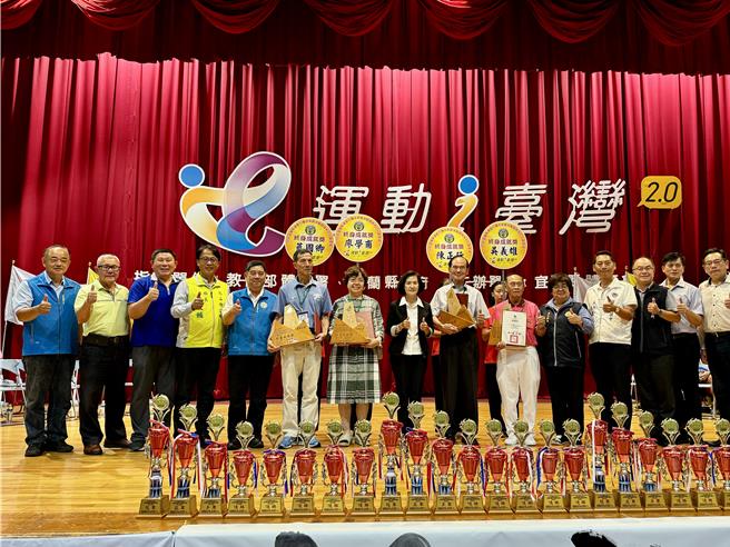 今年宜蘭縣政府首次頒發的全民運動推展終身成就獎4位。（吳佩蓉攝）