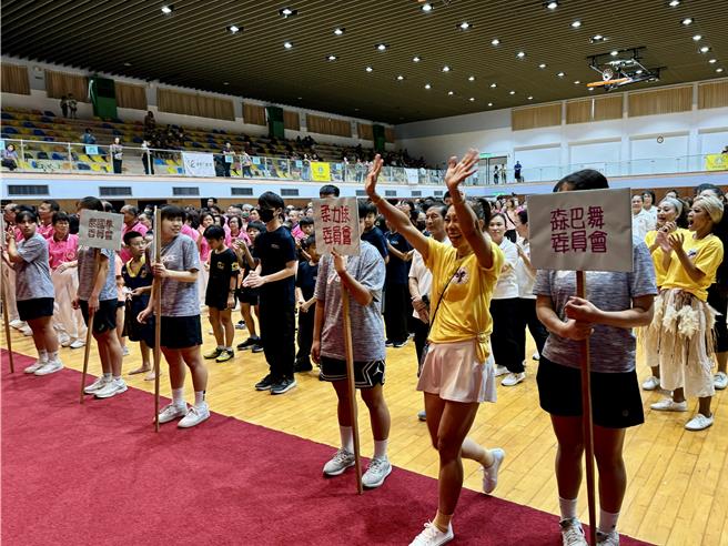 此次參加展演的運動社團項目為柔術、空手道、武術、柔力球、森巴舞、國際太極氣功、泰國拳、運動舞蹈共8個社團。（吳佩蓉攝）