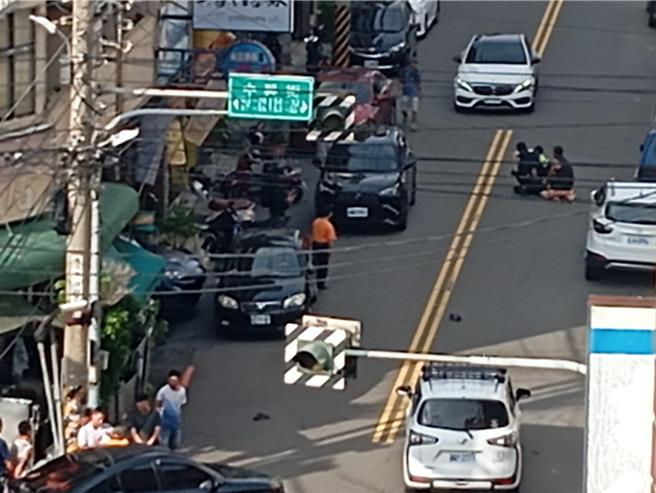 民眾拍下员警压制过程。（摘自脸书清水小镇／李京升台中传真）