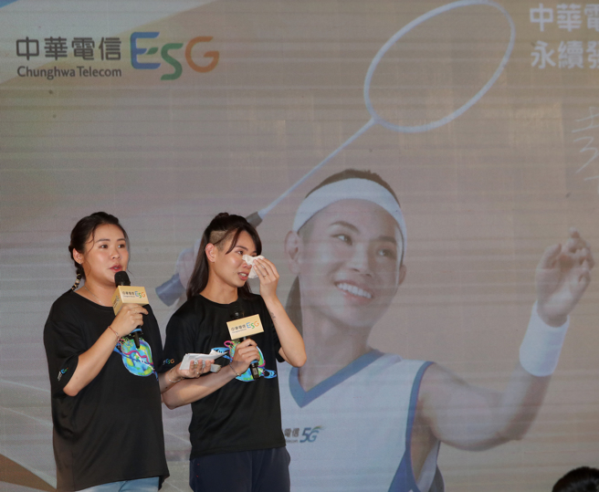 戴资颖（右）在粉丝见面会上看到球迷留言祝福的影片，感动到哭红双眼。（刘宗龙摄）