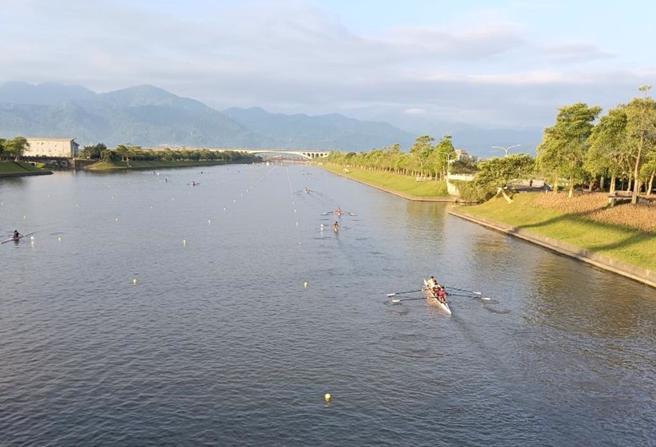 藍國卿先生不僅為教育奉獻長達40年的時間，還讓讓水道浮標、奪標系統的研發成為全國的專利，是宜蘭人的驕傲。（藍國卿提供／吳佩蓉宜蘭傳真）