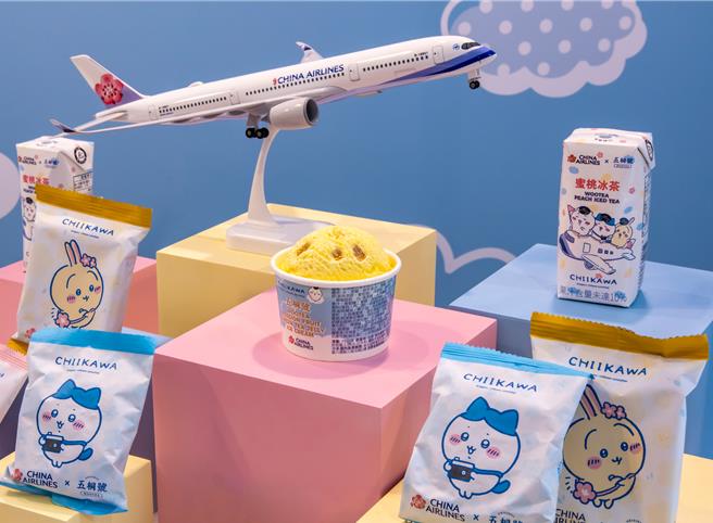 带有浓浓茶香的红玉红茶 风味小雪饼、酸甜不腻口的百香果绿茶冻冰淇淋，分别在区域线不同航程的经济舱提供。（中华航空提供）