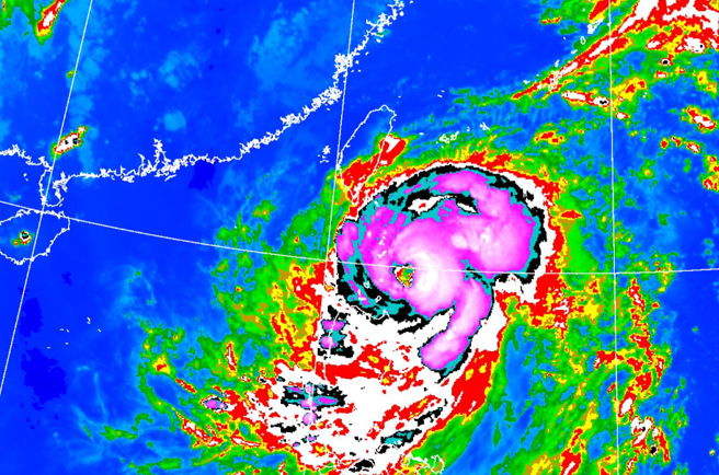 颱风山陀儿目前正在增强中。（翻摄自气象署）