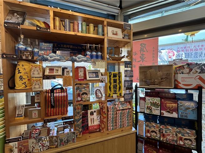 东港知名伴手礼店设置「东港迎王文创专区」，集结在地老师、轿班、学校等文创品，让游客看到东隆宫以外、默默为迎王付出的人与作品。（谢佳潾摄）