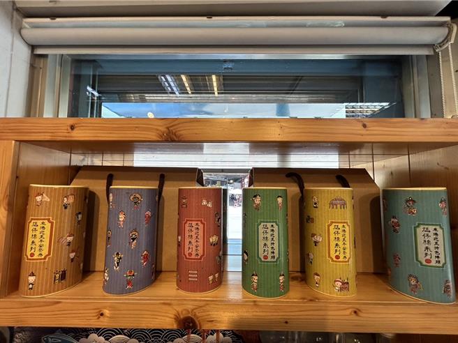 东港知名伴手礼店设置「东港迎王文创专区」，集结在地老师、轿班、学校等文创品，让游客看到东隆宫以外、默默为迎王付出的人与作品。（谢佳潾摄）