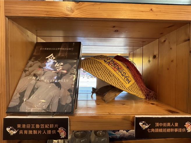 东港知名伴手礼店设置「东港迎王文创专区」，集结在地老师、轿班、学校等文创品，让游客看到东隆宫以外、默默为迎王付出的人与作品。（谢佳潾摄）
