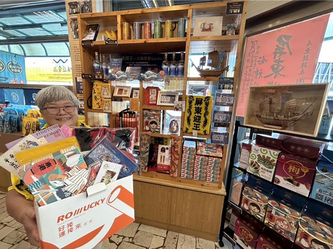 东港知名伴手礼店设置「东港迎王文创专区」，集结在地老师、轿班、学校等文创品，让游客看到东隆宫以外、默默为迎王付出的人与作品。（谢佳潾摄）