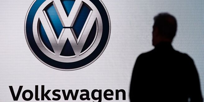 受客車部門績效不如預期，福斯27日下修2024年財測和交車量預測，為該公司在不到三個月的時間二度調降展望，凸顯該公司面臨的壓力持續擴大。圖／美聯社