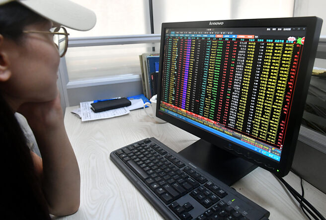 陸港股市全面走揚，券商表示，近期新開戶數增長50％至300％不等，市場情緒火熱。圖／中新社