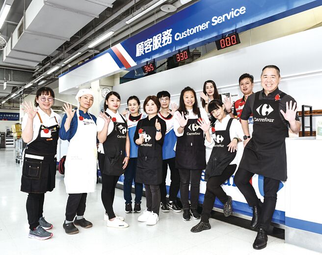 家乐福总经理王俊超（右一）表示，家乐福回归本土后，致力于实践统一集团的企业价值观，强调「永续共好」。图／顏谦隆