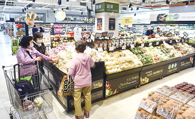 家乐福小农销售持续成长，永续商品品项多元，涵盖农特产和生活用品。图／顏谦隆