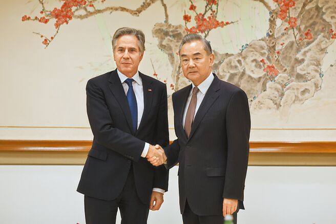 中共政治局委员、大陆外交部长王毅（右）美东时间27日在纽约会见美国国务卿布林肯（左），这是2人一年内第4次会面。（美联社）
